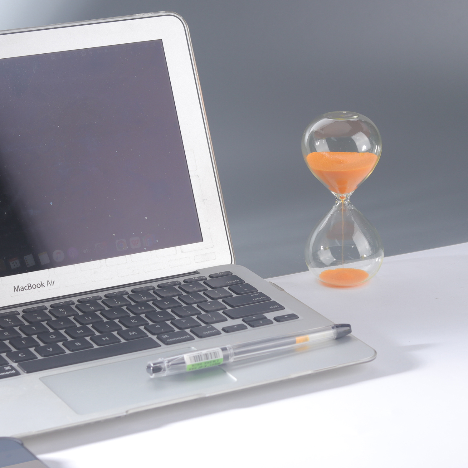 Sandglass 15 minutes orange sand