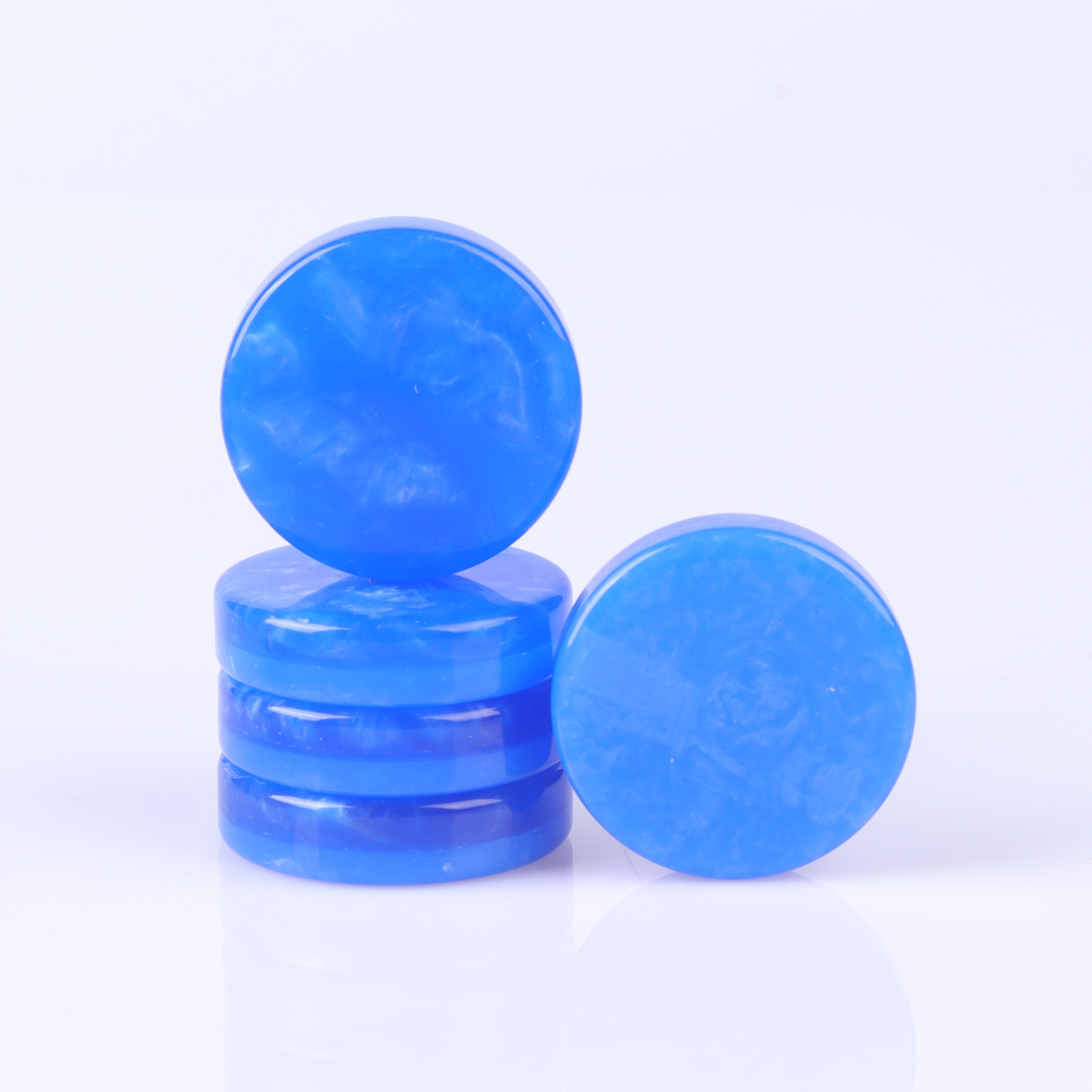 Pearlescent effect backgammon checkers