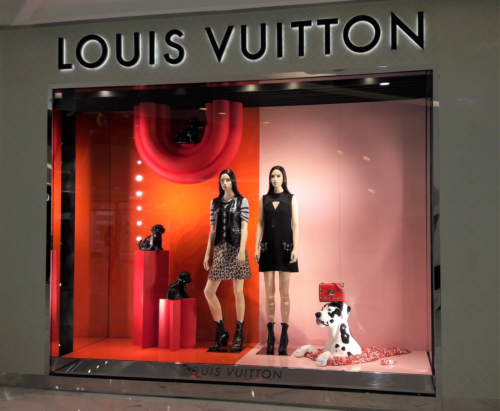 2018 Louis Vuitton (LV) Window Display Design