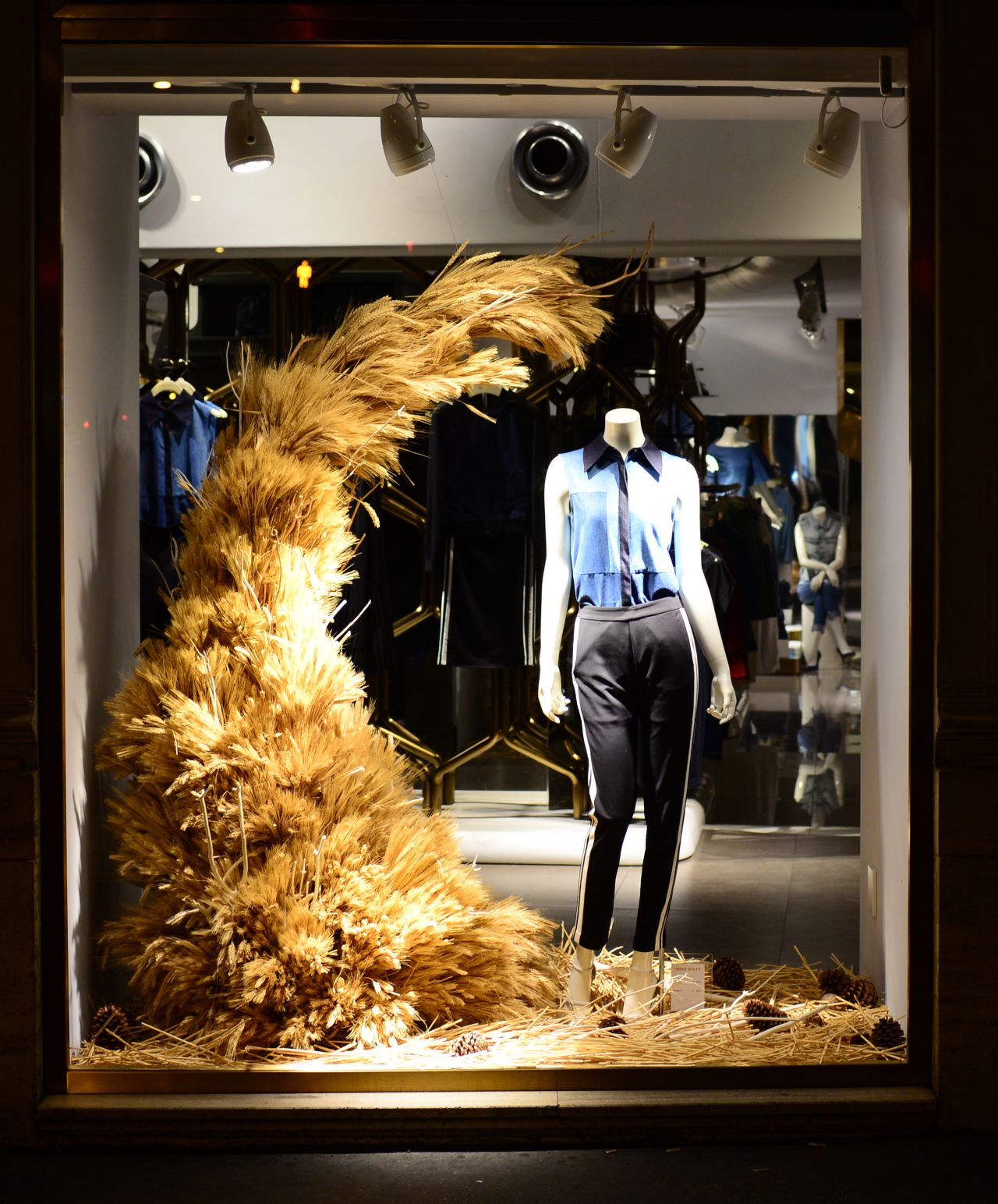 Reed Hay Farm Style Window Display Visual Marketing Works Recommendation