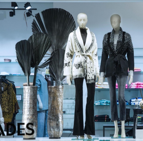 Black feather fan modern showcase