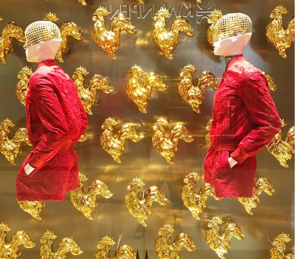 Recommended display effect of electroplated rooster statue arrangement