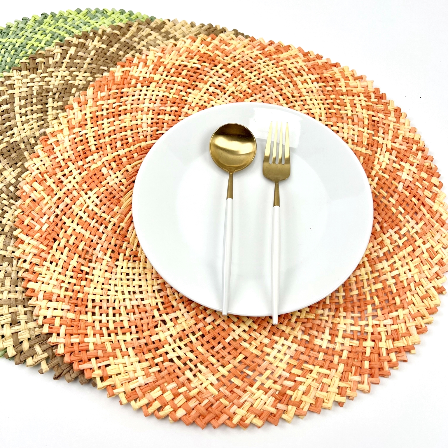When the placemats bloom, the table becomes full of soul.