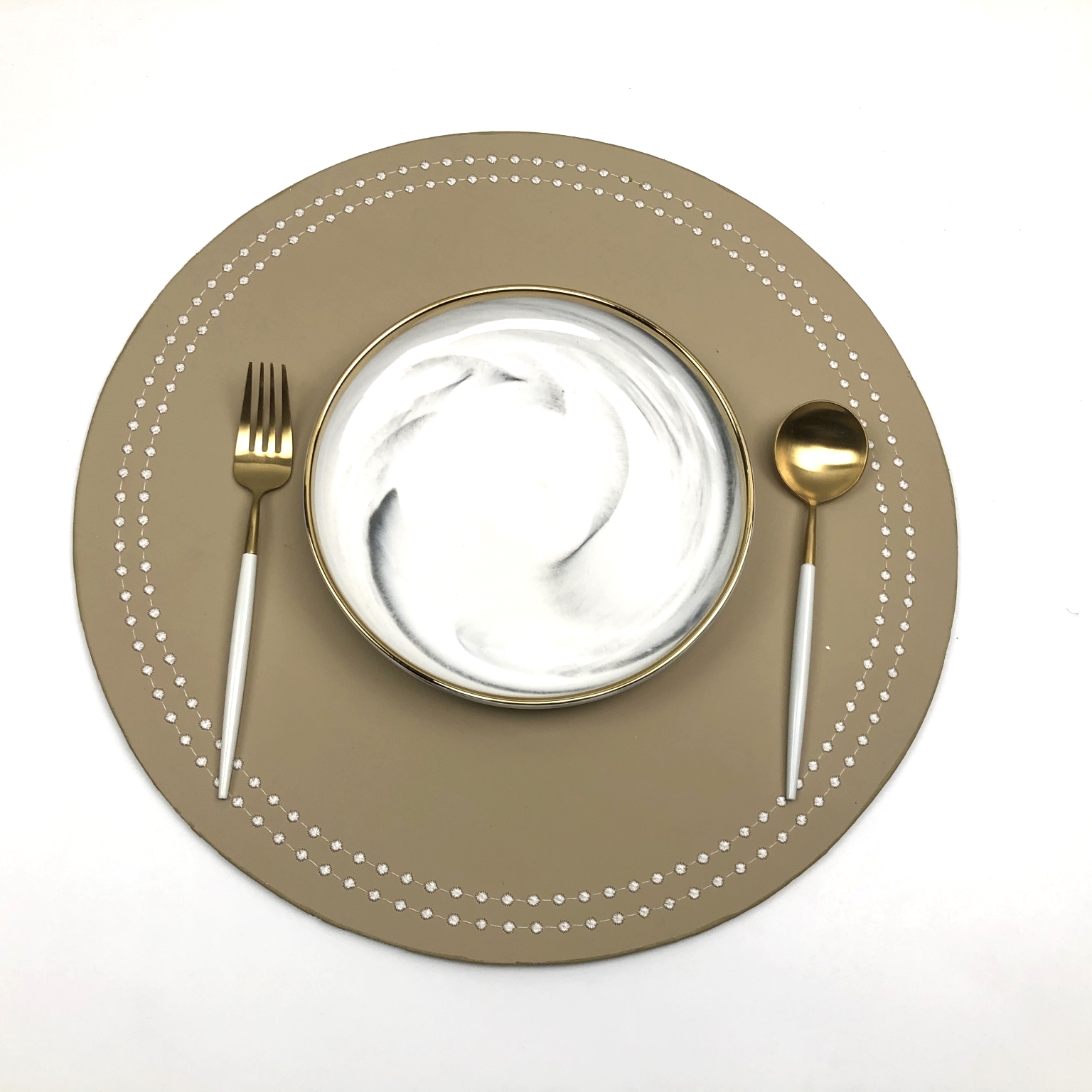 The leather placemats of love at first sight make the dining table unique!