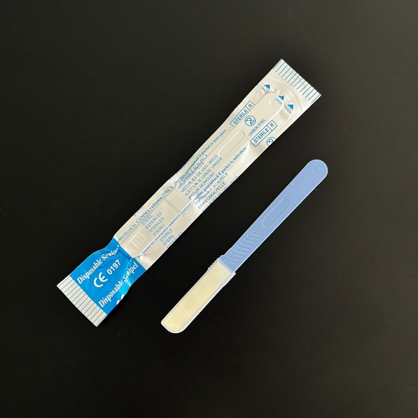 Sterile Carbon Steel Surgical Blade with Plastic Handle 