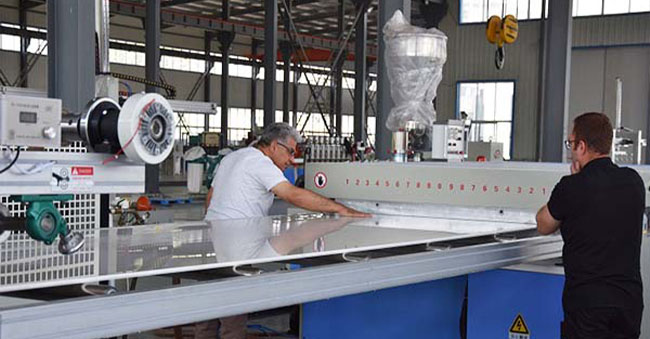 Customers from India come to inspect the equipment