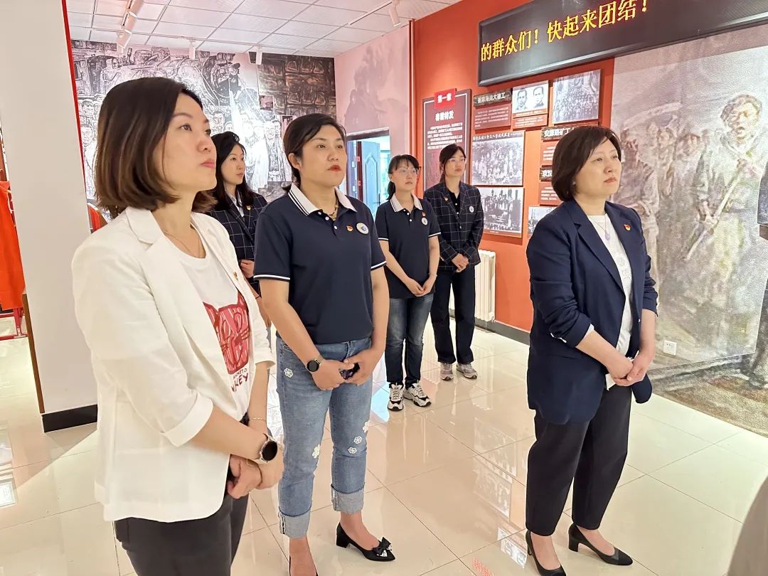 重温入党誓词 追寻时代记忆