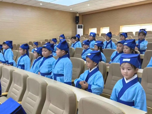 解锁入学「新手Buff」！小鲲鹏的开笔启蒙仪式甜度超标