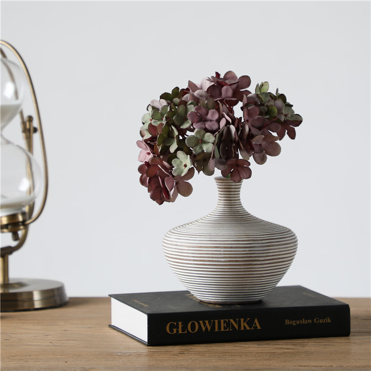 Exquisite ribbed Table Decoration Small Resin Vase Set