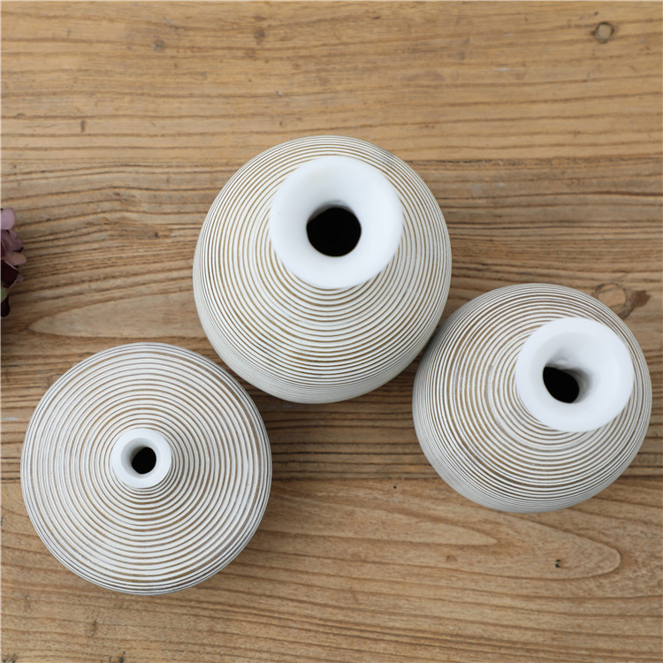Exquisite ribbed Table Decoration Small Resin Vase Set