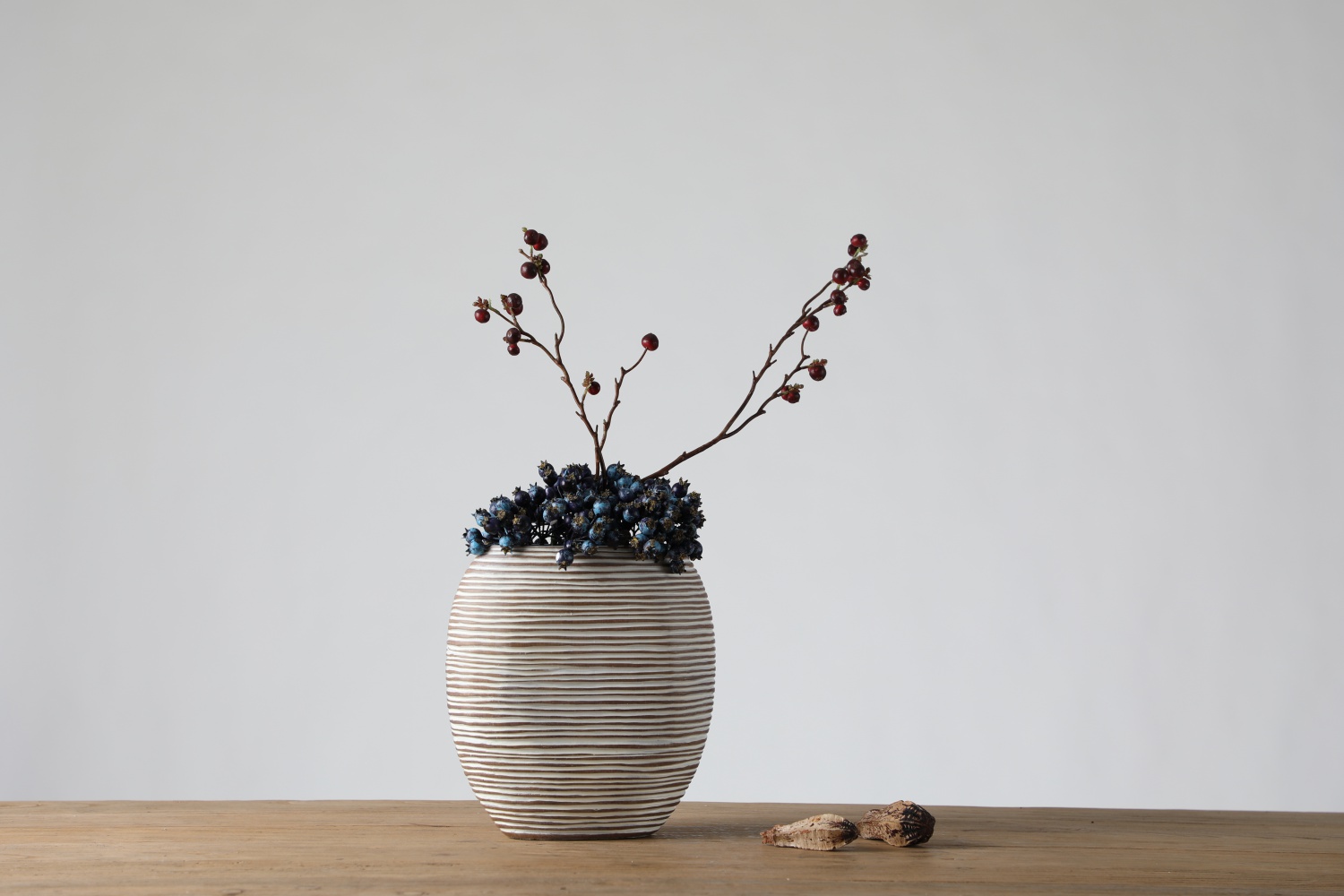 new arrival Ornament Rustic Resin decoration ribbed flower vase for home decor