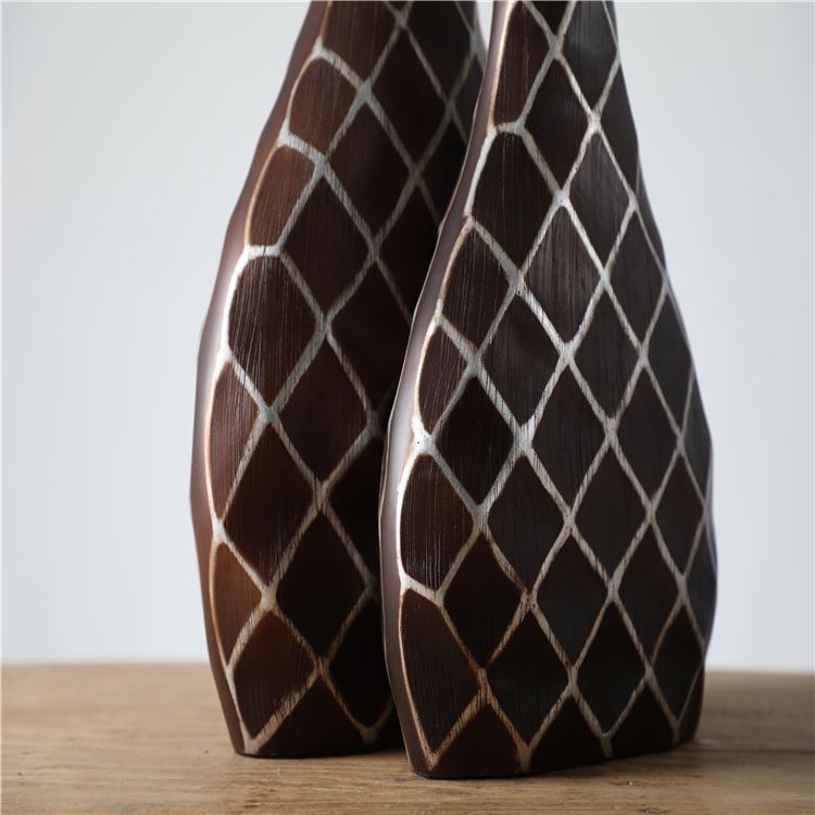 Manufacturer Cheap Resin Graceful Vase with Grid Pattern