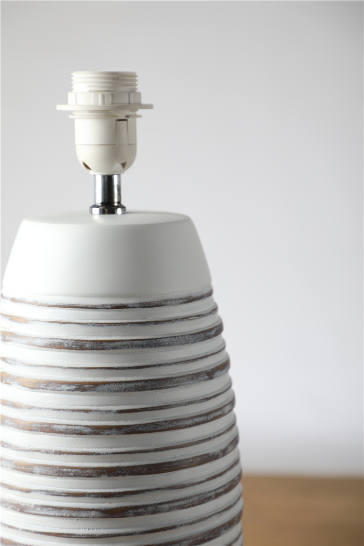 New Designs Indoor Antique Polyresin Fancy Decorate Table Lamp