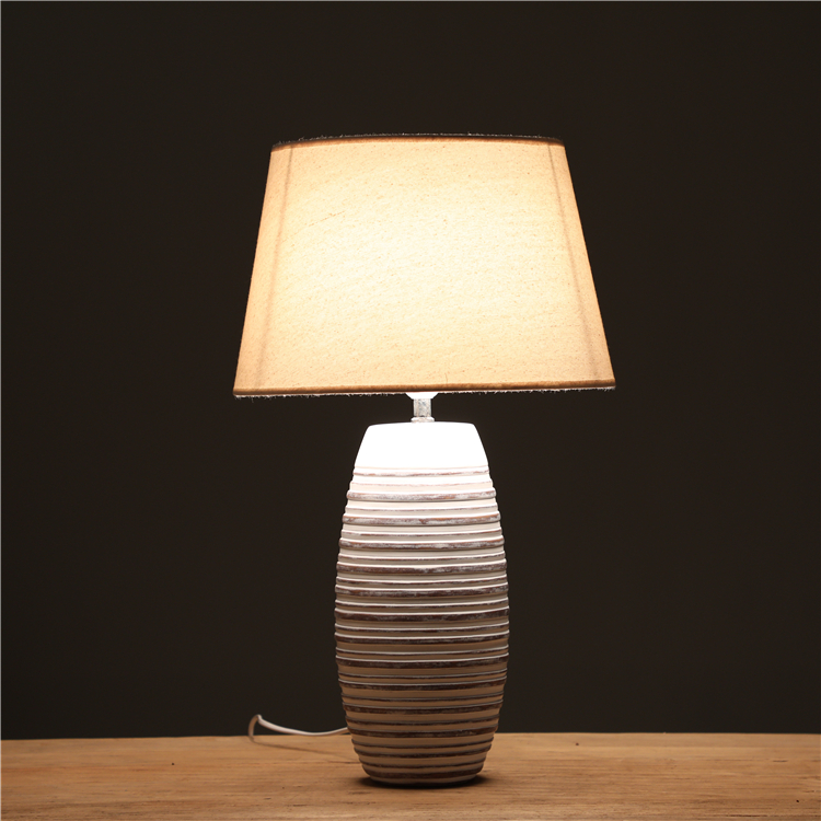 New Designs Indoor Antique Polyresin Fancy Decorate Table Lamp
