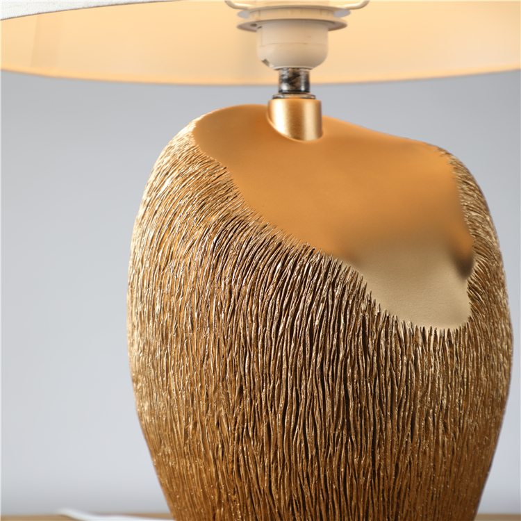 China Special Design Fashionable Polyresin Wire Bed Side Gold Table Lamp