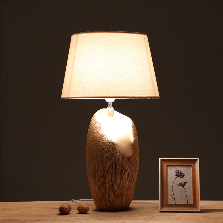 China Special Design Fashionable Polyresin Wire Bed Side Gold Table Lamp