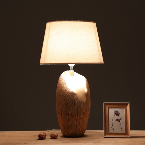 China Special Design Fashionable Polyresin Wire Bed Side Gold Table Lamp