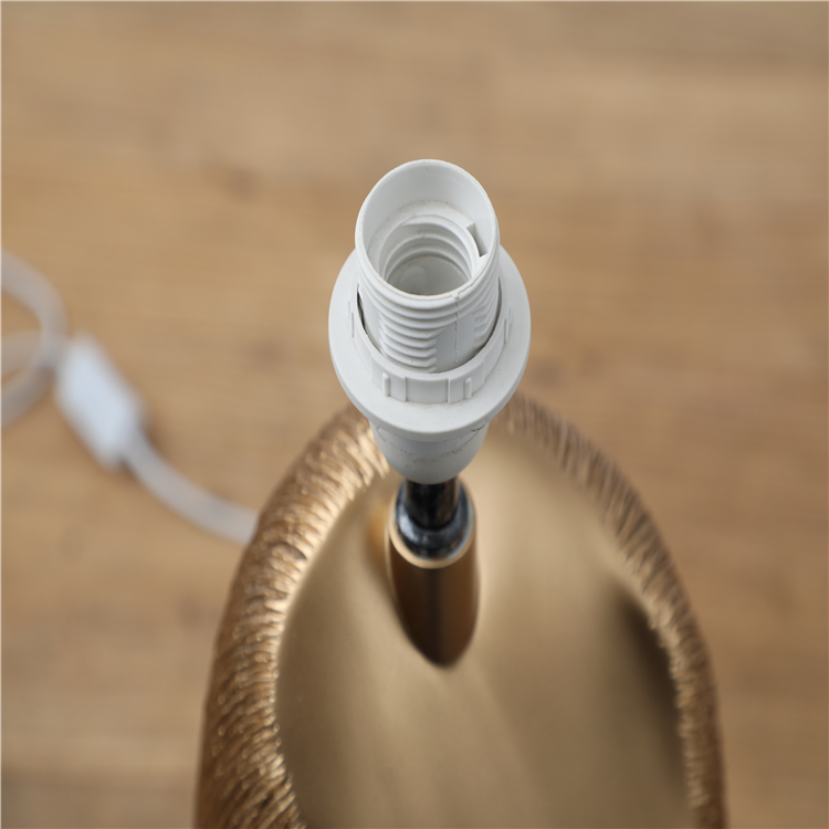 China Special Design Fashionable Polyresin Wire Bed Side Gold Table Lamp