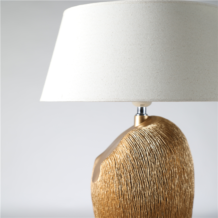 China Special Design Fashionable Polyresin Wire Bed Side Gold Table Lamp