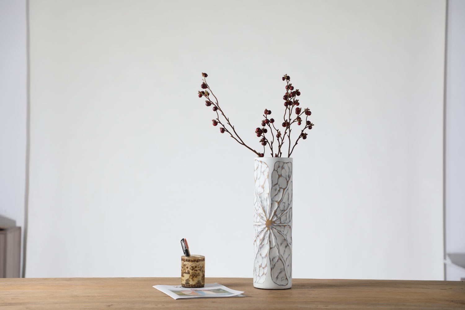 Best Selling Simple Resin Crafts Room Resin Floor Vase White Flower Vase For Home Decor