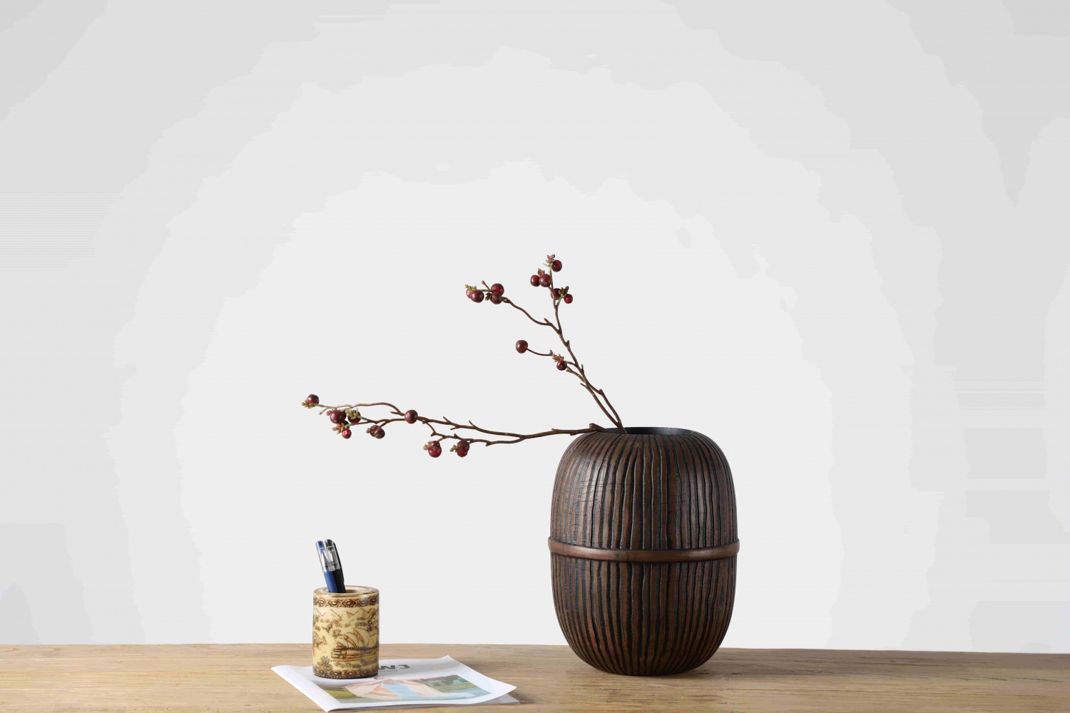 New Design Traditional Superior Showy Table Vase Home Decoration Artwork Resin Flower Vase For Sale