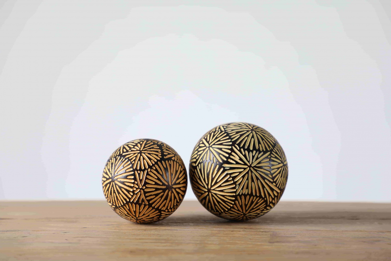 Set Of Imprint Polyresin Craft Plate With Resin Ball Home Decor Items For Sale