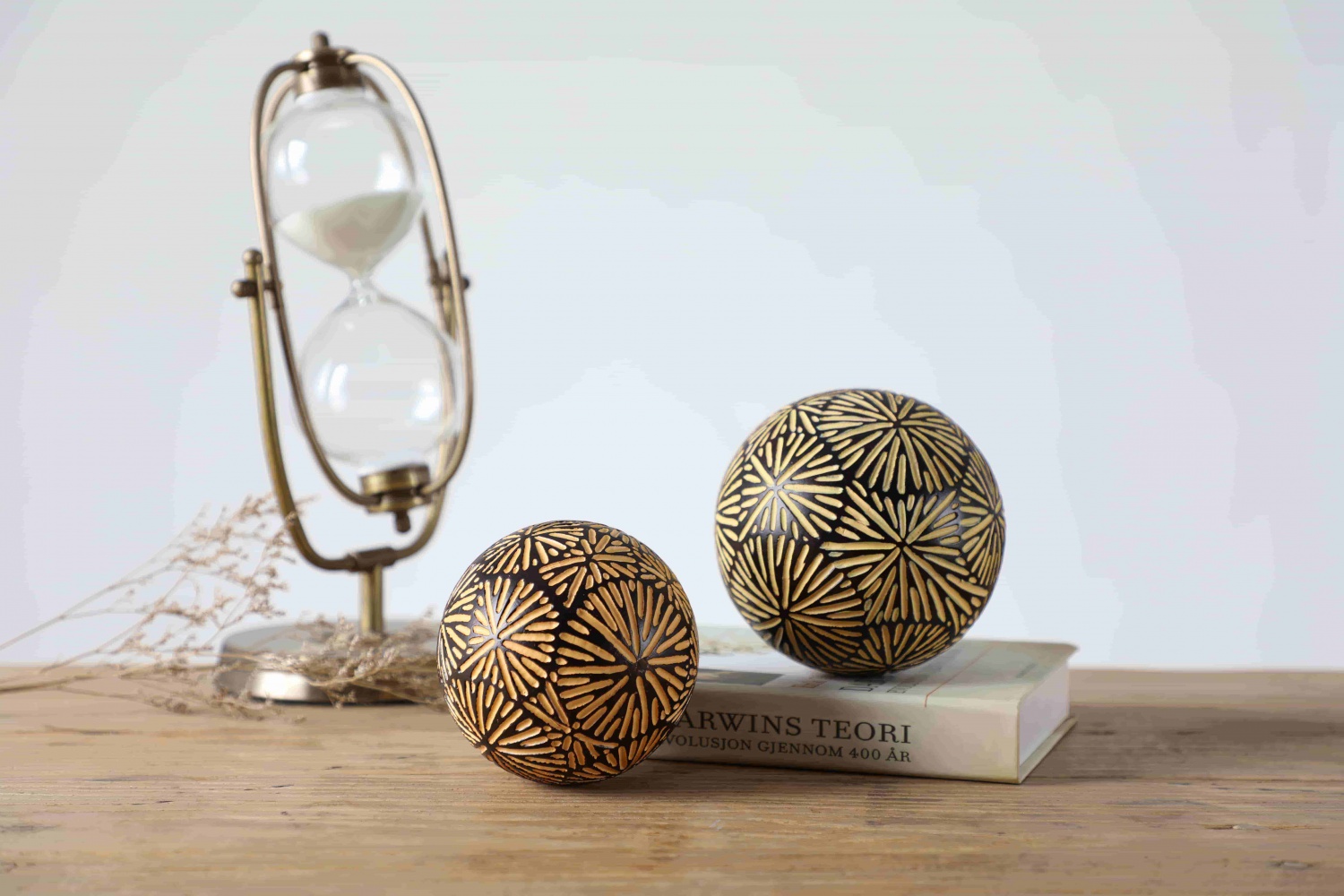 Set Of Imprint Polyresin Craft Plate With Resin Ball Home Decor Items For Sale