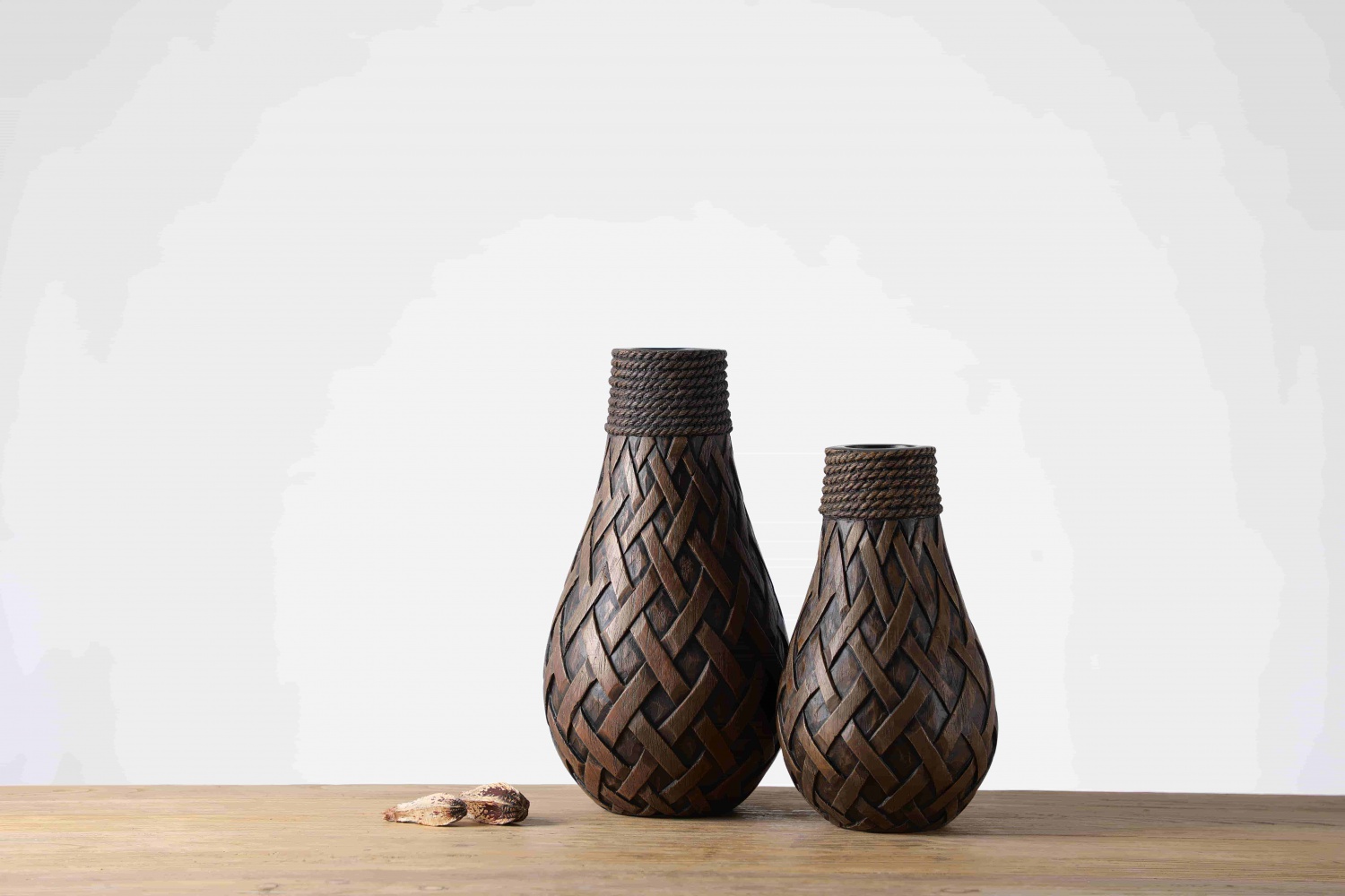 Wholesale Decoration Floral Ornament Nordic Vase Embossed Resin Vase For Church Decor