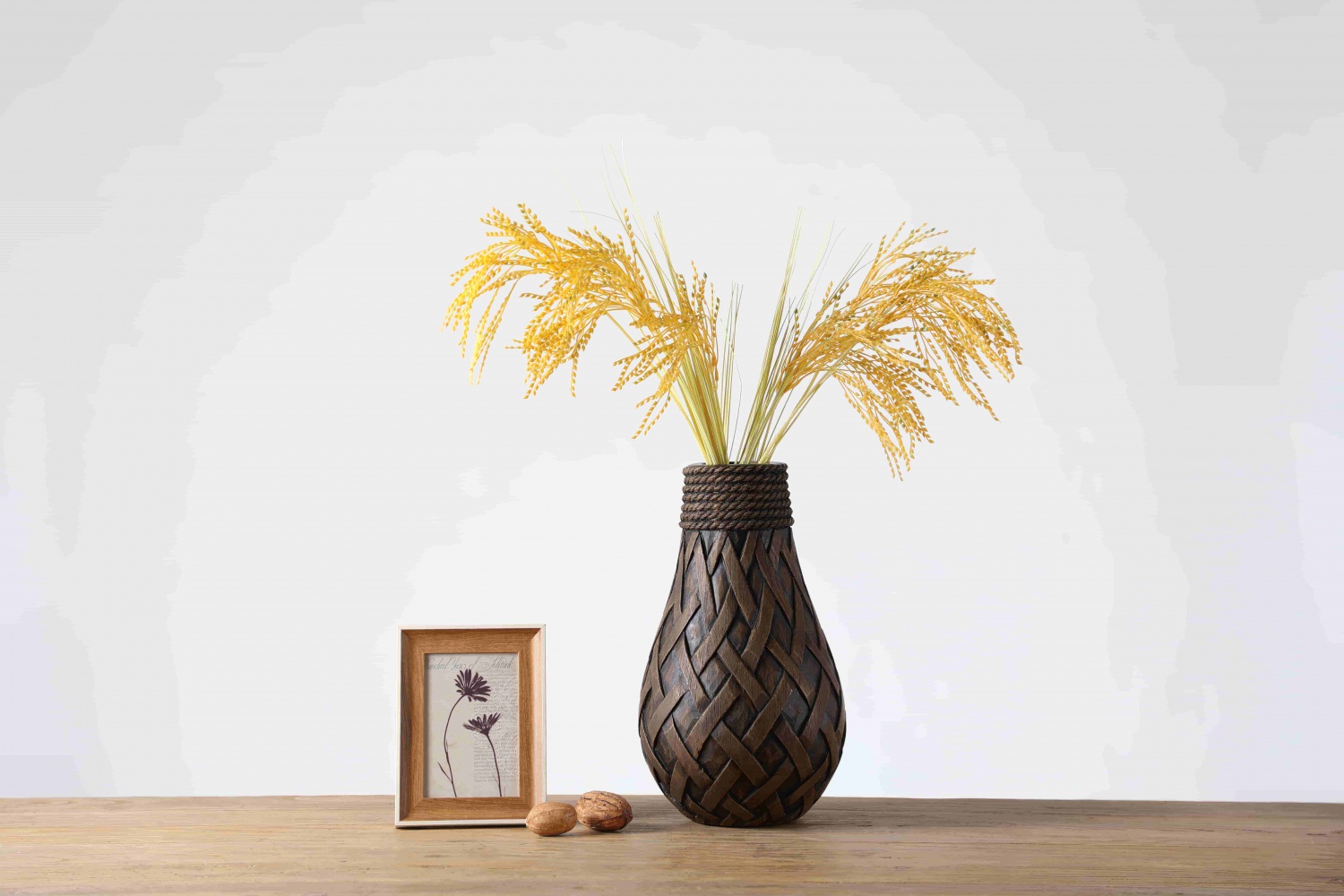 Wholesale Decoration Floral Ornament Nordic Vase Embossed Resin Vase For Church Decor