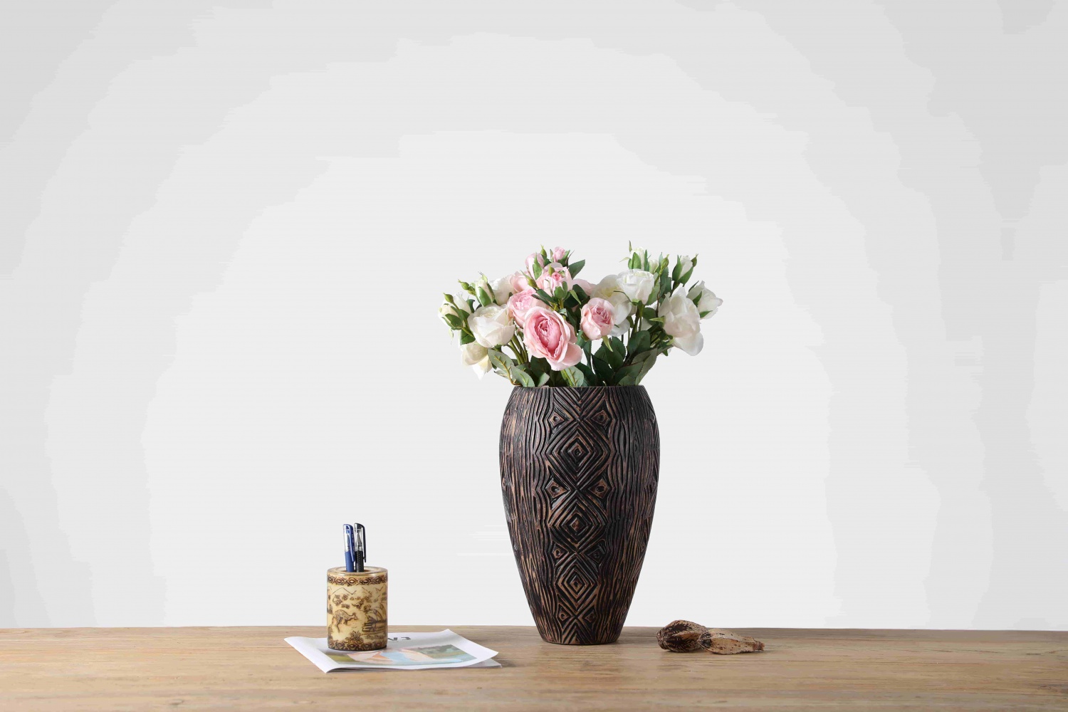 Hot Selling Nordic Home Decorations Resin Brown Embossed Art Vase Luxury Elegant Resin Vase For Home Decor