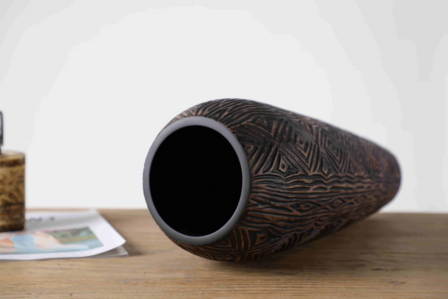 Hot Selling Nordic Home Decorations Resin Brown Embossed Art Vase Luxury Elegant Resin Vase For Home Decor