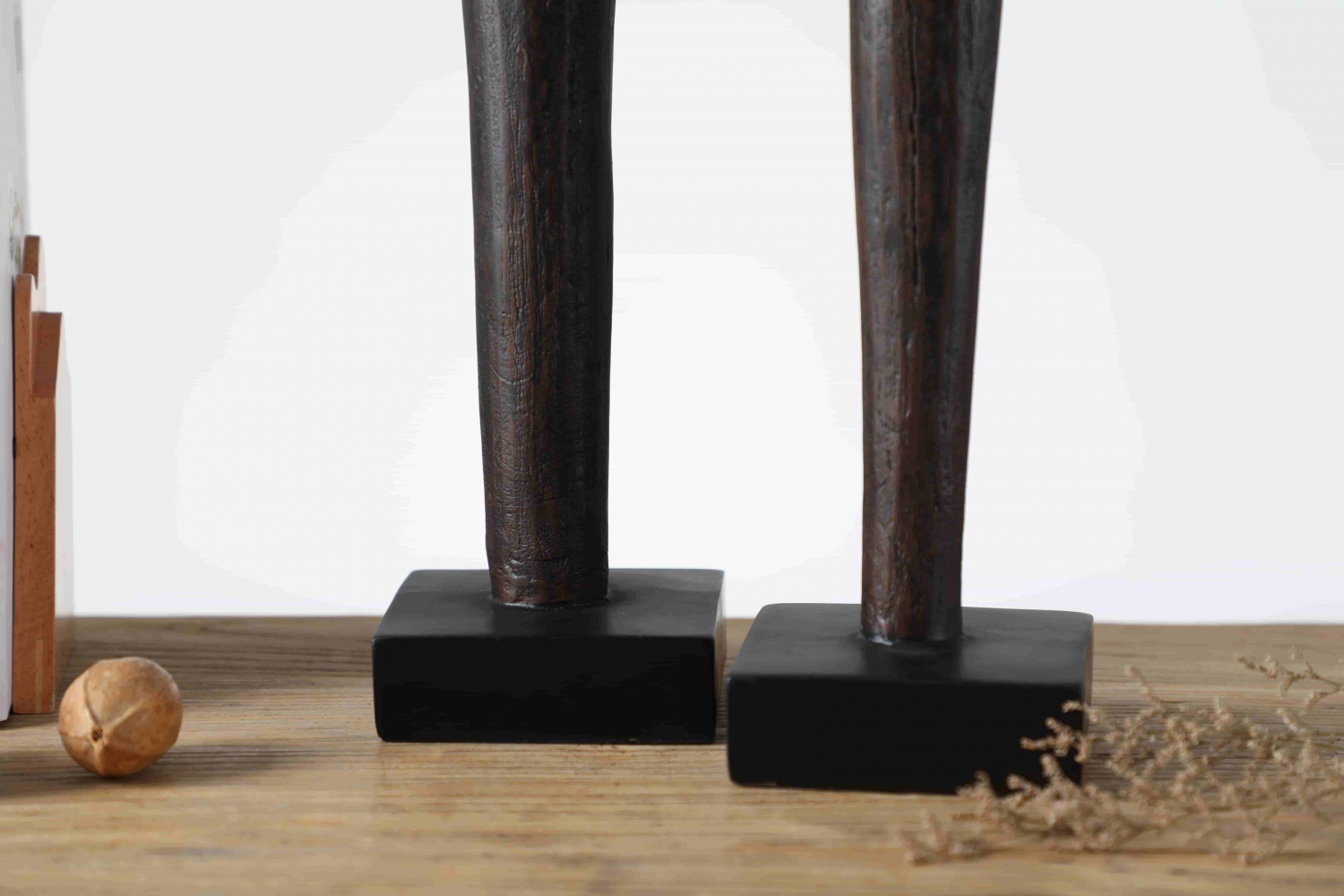 Hot Sale Nordic Trendy Home Decor Crafts Statue Figure Black Resin For Home Decoration