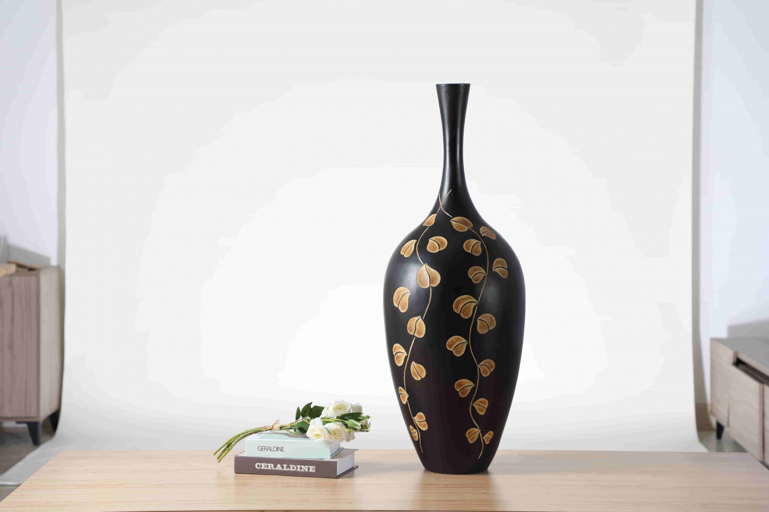 Best Selling luxury Tall Long Neck Leaf Pattern Floor Black Resin Vase