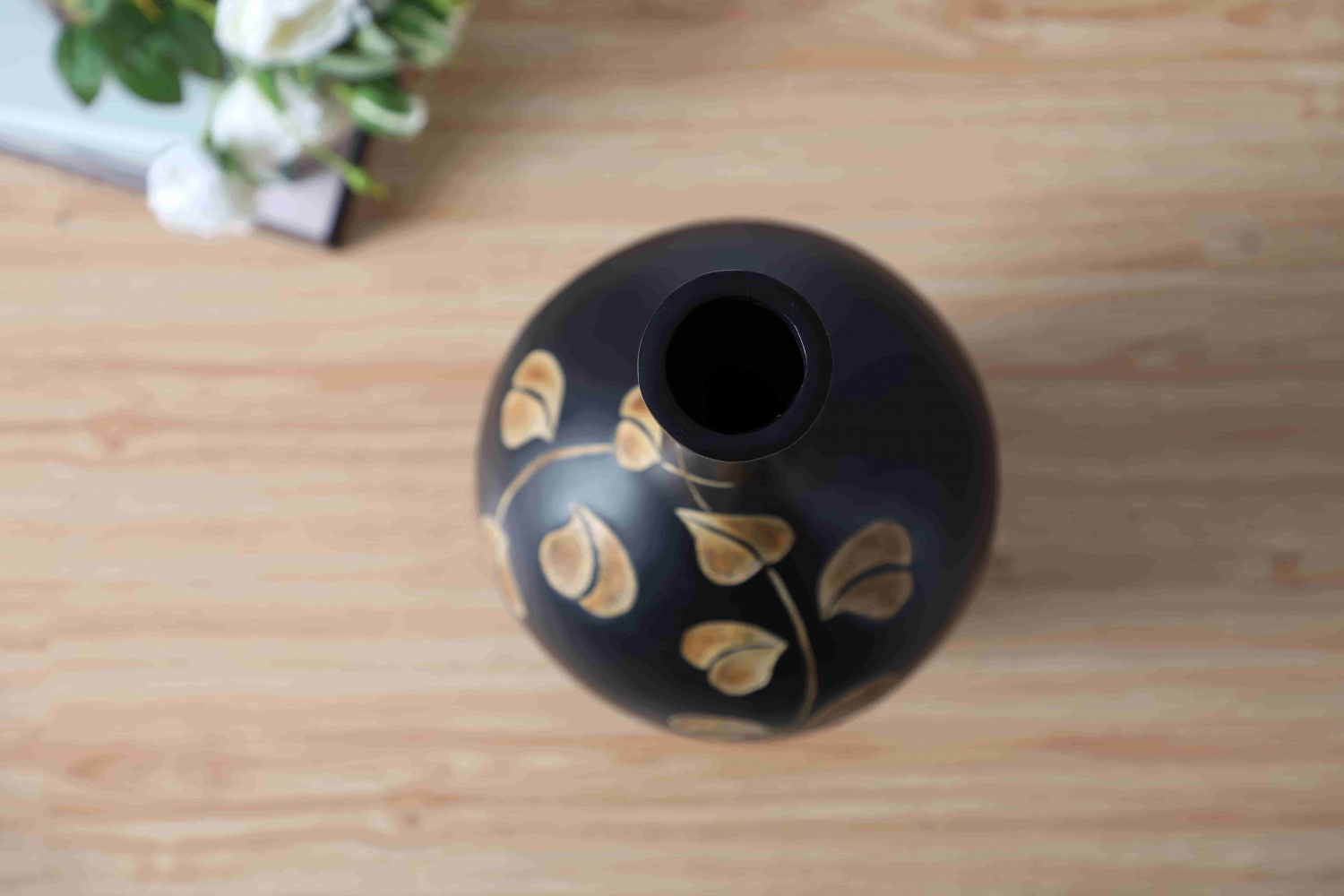 Best Selling luxury Tall Long Neck Leaf Pattern Floor Black Resin Vase