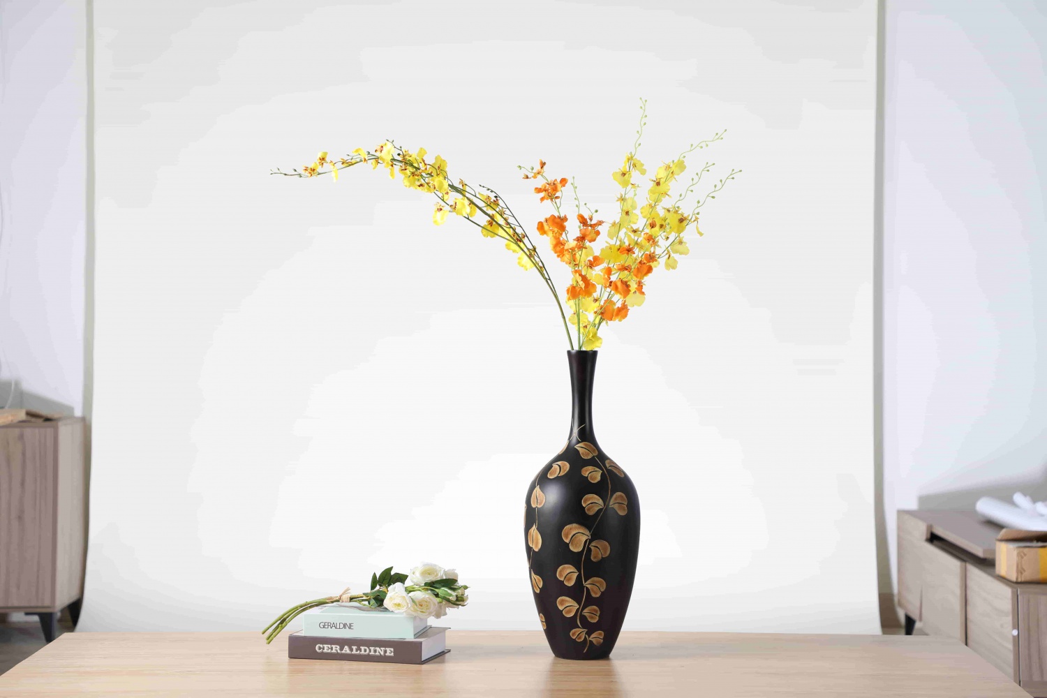 Best Selling luxury Tall Long Neck Leaf Pattern Floor Black Resin Vase