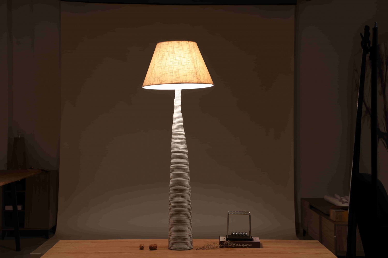 Wholesale polyresin european design desk lamp white tall modern home decoration resin floor lamp for home decor