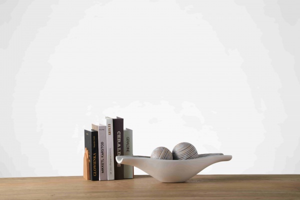 New Arrival Elegant Personalized Indoor Decor Resin Hand Craft Plate With Ball