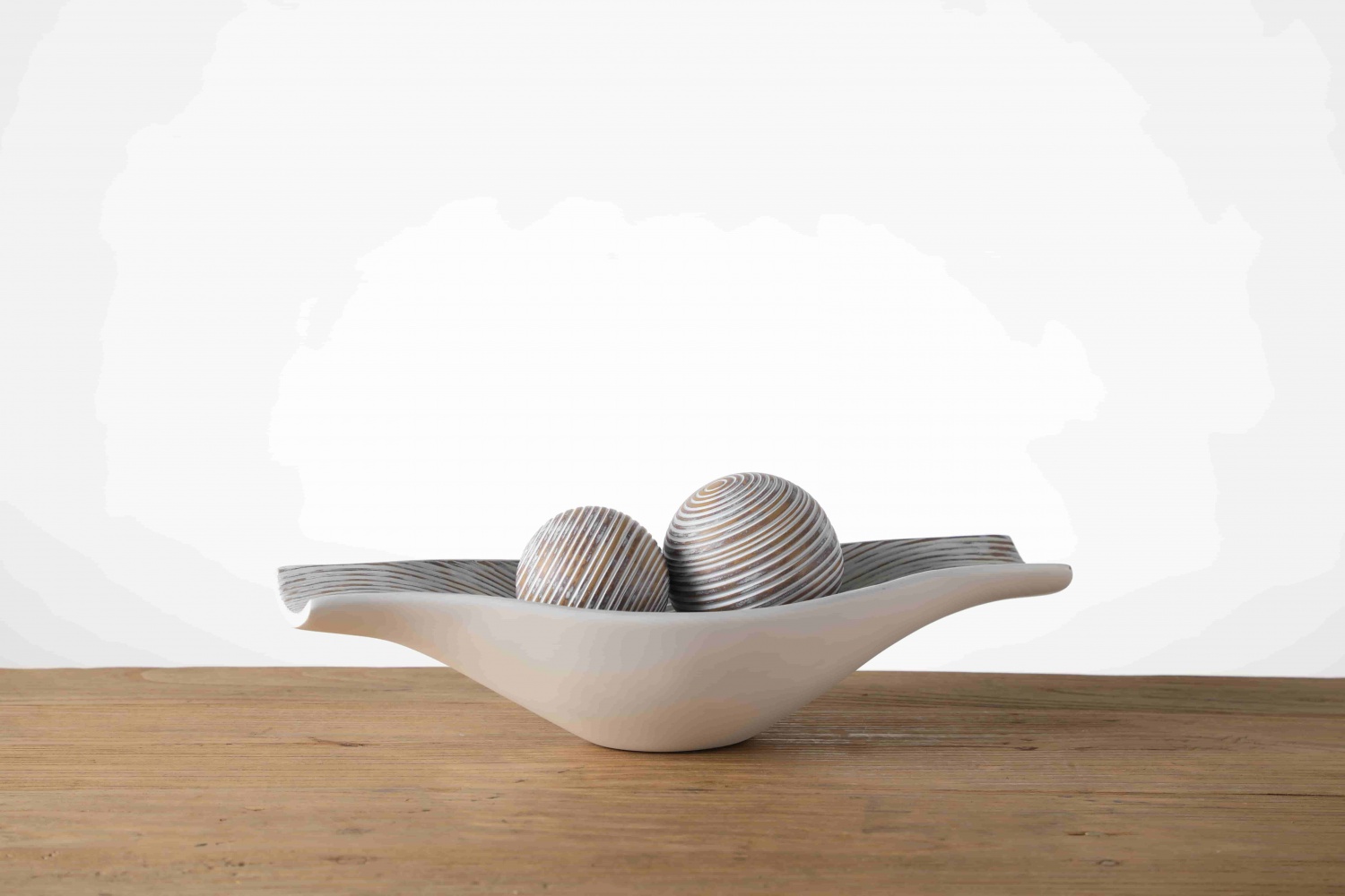 New Arrival Elegant Personalized Indoor Decor Resin Hand Craft Plate With Ball