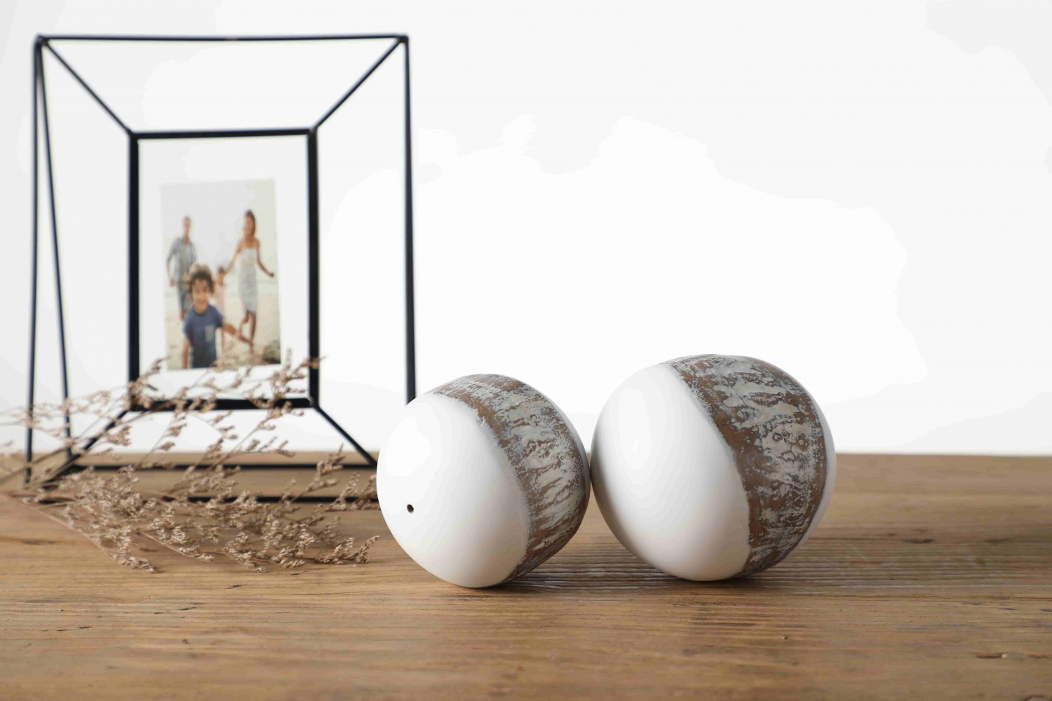 Polyresin Interior Design Creativity Embellished Home Decor Plate With Ball