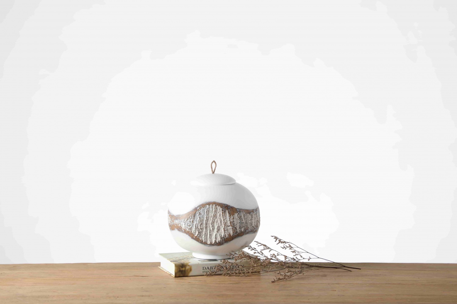 Hot Selling White Handmade Decoration Resin Craft Jar