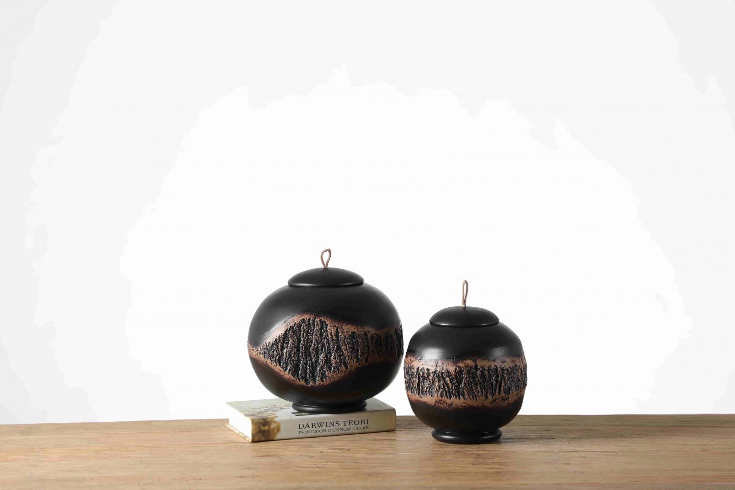Hot Selling Luxury Elegant wooden Carved Resin Craft Jar