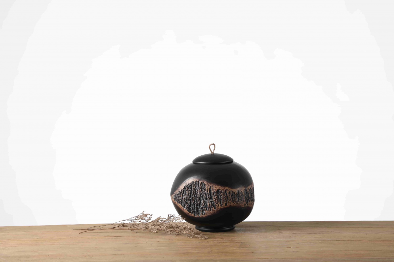Hot Selling Luxury Elegant wooden Carved Resin Craft Jar