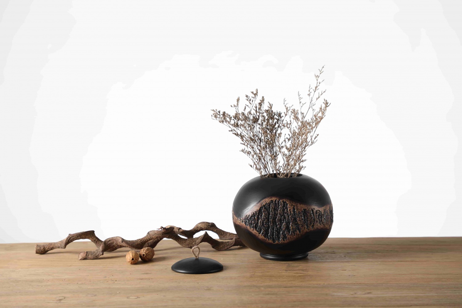 Hot Selling Luxury Elegant wooden Carved Resin Craft Jar