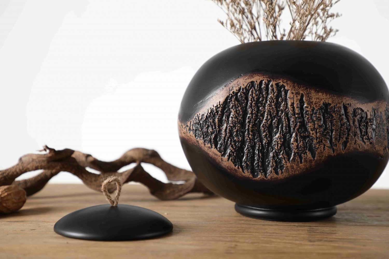 Hot Selling Luxury Elegant wooden Carved Resin Craft Jar