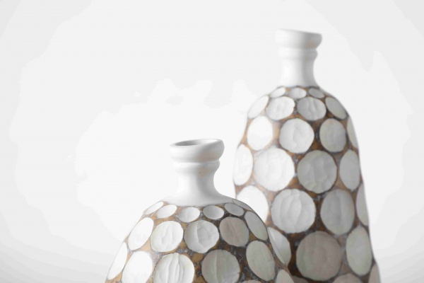 Graceful relief surface design handmade white vase art decoration ornaments resin flower vase for wedding decor