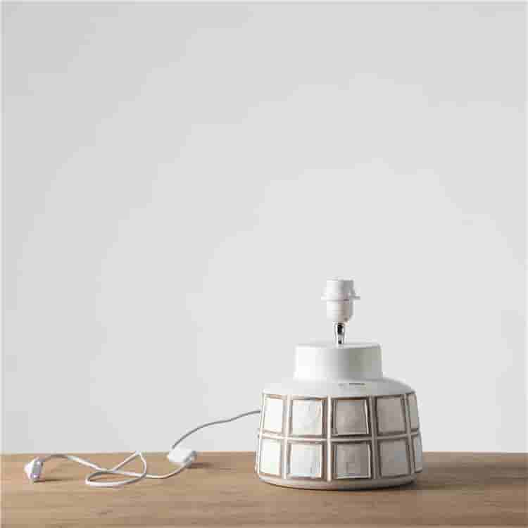 Top sale hotel living room elegant grid relief pattern resin vintage table lamps for home decor