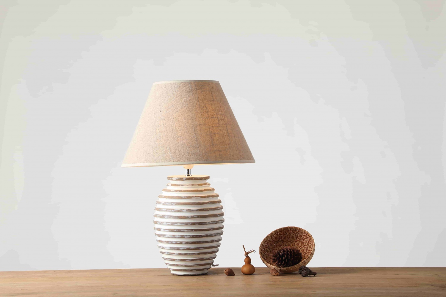 Wholesale hotel desk lamp ins style design resin home decoration table lamps