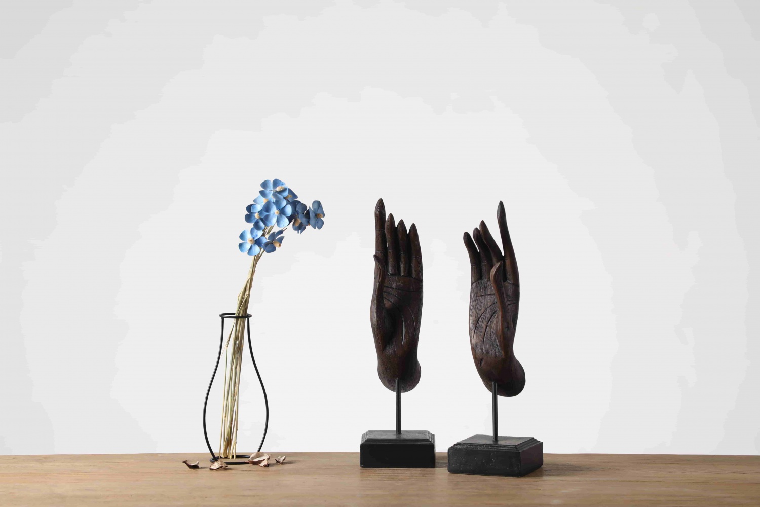 Abstract hand sculpture home decoration art ornament resin crafts for living room wine cabinet decoration