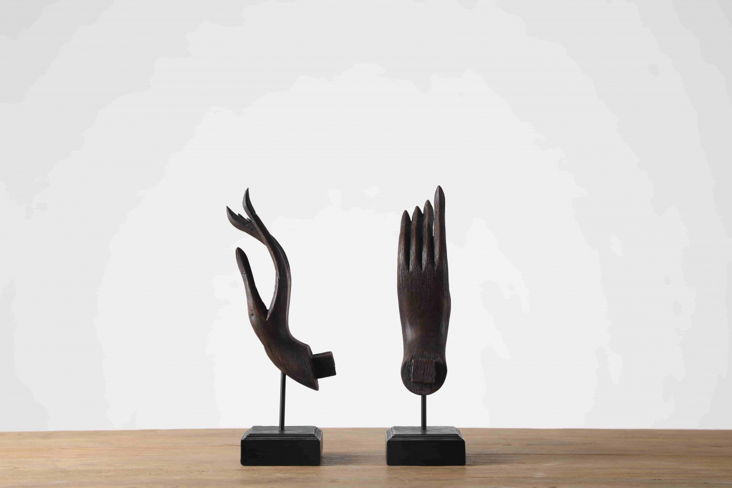 Abstract hand sculpture home decoration art ornament resin crafts for living room wine cabinet decoration