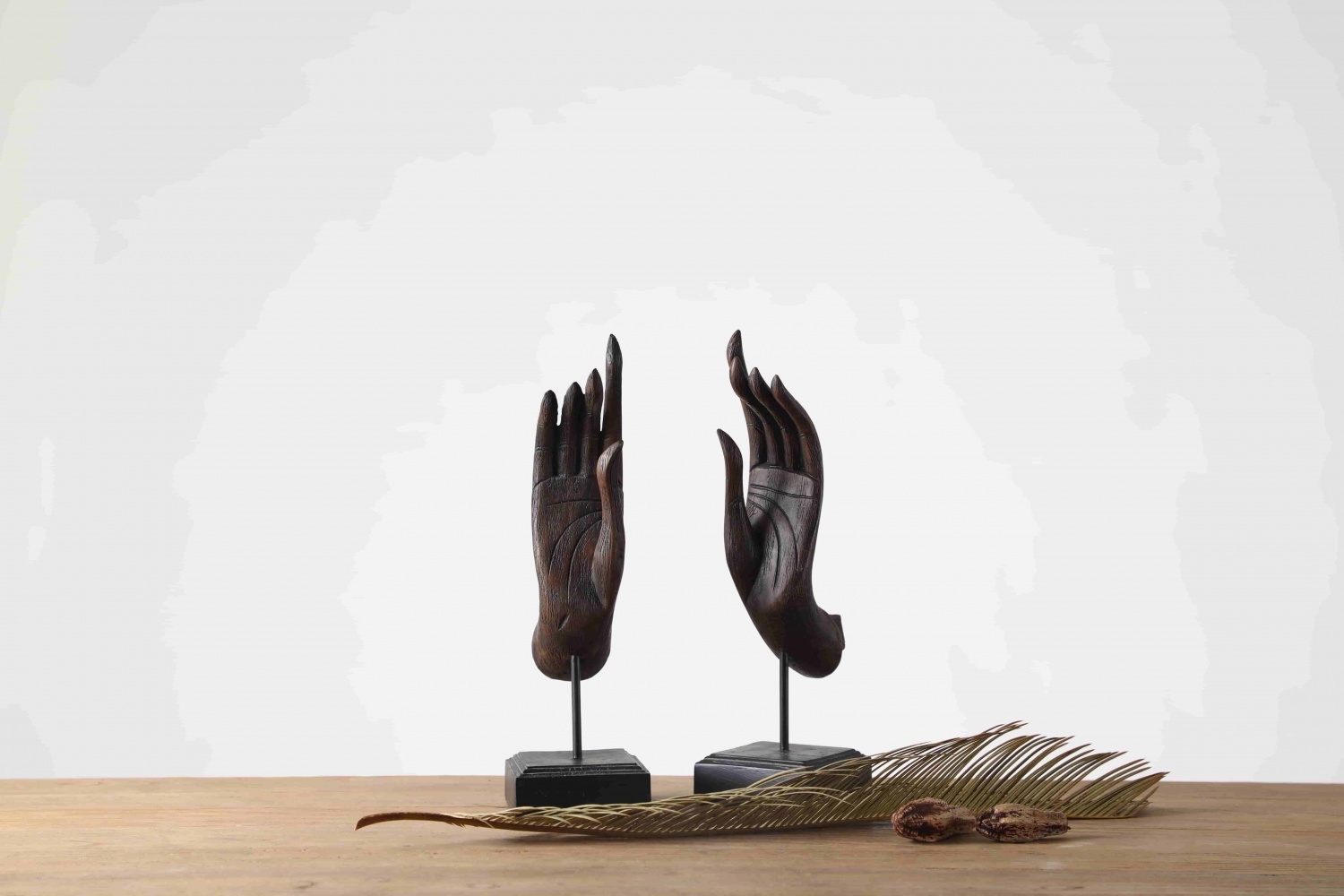Abstract hand sculpture home decoration art ornament resin crafts for living room wine cabinet decoration